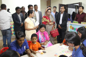 প্রধান অতিথি এবং অন্যান্যরা শিশুদের শিক্ষামূলক পরিচর্যা পরিদর্শন করছেন অতিথিরা