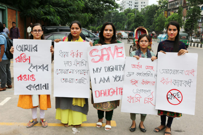 ধর্ষণের বিচারের দাবিতে মানববন্ধন করেছেন নটর ডেম বিশ্ববিদ্যালয় শিক্ষার্থীরা নিউটন ম-ল: